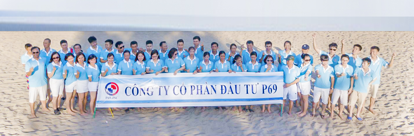Hình ảnh tập thể nhân viên công ty vui chơi trong dịp nghỉ lễ
