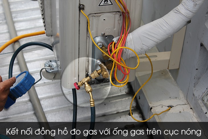 Gắn đồng hồ đo gas bằng cách vặn 1 đầu dây của đồng hồ vào ống gas trên cục nóng Gắn đồng hồ đo gas bằng cách vặn 1 đầu dây của đồng hồ vào ống gas trên cục nóng