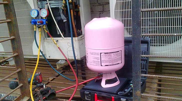 Úp ngược bình gas khi tiến hành bơm gas