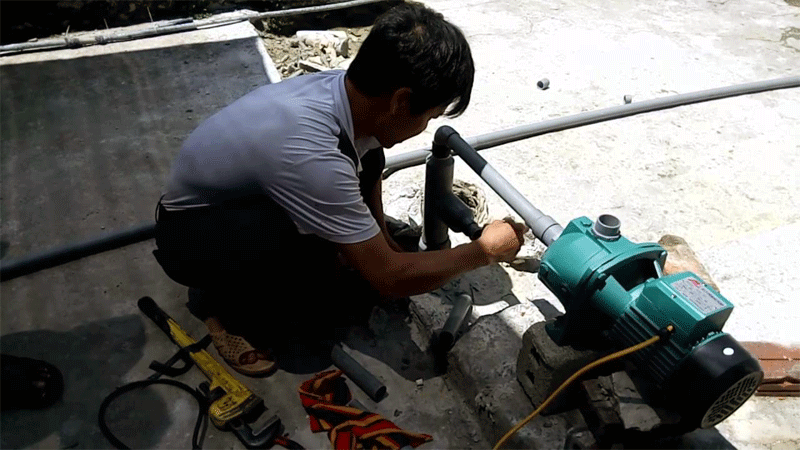 Hướng dẫn cách mồi nước cho máy bơm gia đình tại nhà Hướng dẫn cách mồi nước cho máy bơm gia đình tại nhà